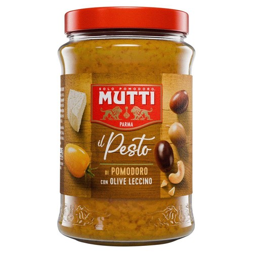 Słoik pesto pomidorowego Mutti z oliwkami Leccino. Na etykiecie grafiki sera, pomidorów, oliwek i orzechów nerkowca. Czerwona zakrętka.
