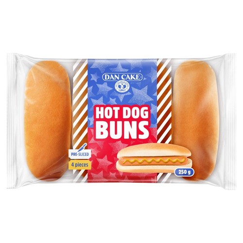 Produkt Dan Cake: bułki do hot dogów, 4 sztuki, wstępnie nacięte. Przezroczyste opakowanie z etykietą w biało-czerwono-niebieskie pasy i gwiazdki. Na etykiecie grafika hot doga z musztardą oraz informacja o wadze 250 g.