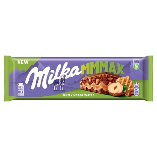 Nowość Milka MMMax Baton Orzechowo-Czekoladowy. Opakowanie z logo Milka, krową i napisem "100% czekolady mlecznej alpejskiej". Widoczna ilustracja batona z orzechami laskowymi i waflem.