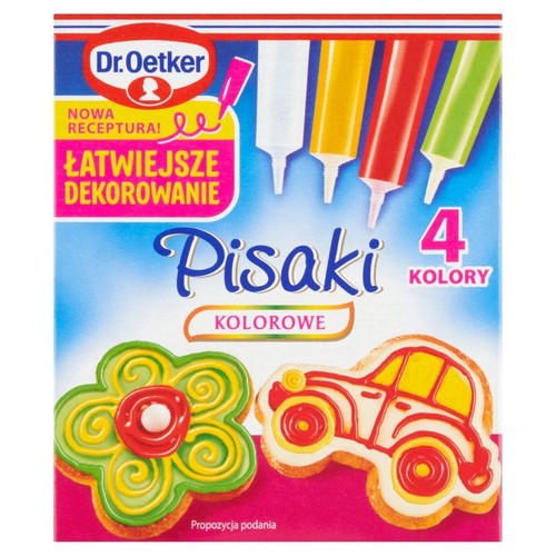 Opakowanie Dr. Oetker Pisaki Kolorowe, zawierające 4 tubki z lukrem w kolorach białym, żółtym, czerwonym i zielonym. Na dole widoczne udekorowane ciasteczka w kształcie kwiatka i samochodu, jako propozycja podania.