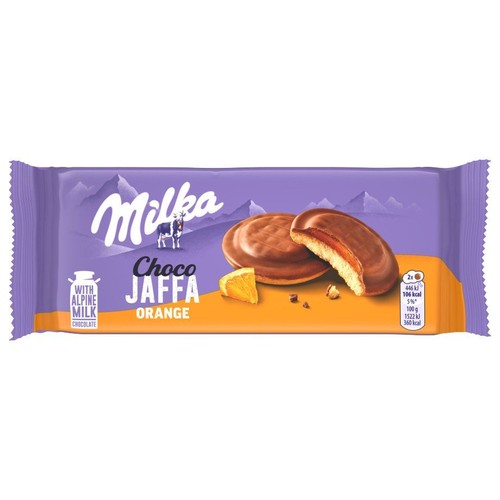 Milka Choco Jaffa Orange w fioletowym opakowaniu. Widoczne ciastka Jaffa z czekoladą mleczną i pomarańczowym nadzieniem oraz kawałek pomarańczy.