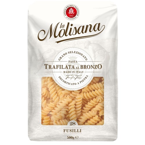 Opakowanie makaronu La Molisana Fusilli 500g, przeciskanego przez brązowe matryce. Biała torebka z przezroczystym okienkiem, przez które widać złociste świderki. Na opakowaniu napis "Made in Italy".