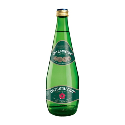 Zielona szklana butelka wody mineralnej Ostromecko Premium. Ma złoto-niebieską zakrętkę. Na górnej zielonej etykiecie widnieje nazwa "Ostromecko Premium" i rok "1574". Dolna etykieta zawiera napis "Naturalna woda mineralna niegazowana".