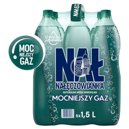 Zgrzewka sześciu plastikowych butelek Nałęczowianki, naturalnej wody mineralnej z mocniejszym gazem. Każda butelka ma pojemność 1,5 litra. Na zielonych etykietach widnieje napis "Mocniejszy Gaz" oraz "Te minerały pij codziennie".