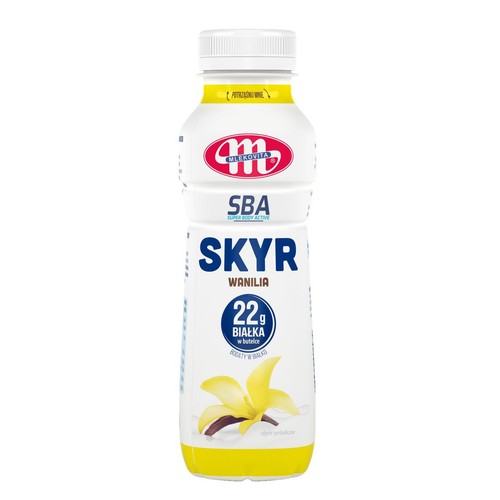 Biała butelka Mlekovita Skyr Wanilia z etykietą. Zawiera 22g białka. Na etykiecie grafika kwiatu wanilii.
