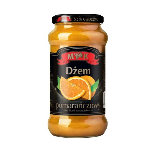 Słoik dżemu pomarańczowego M&K z obniżoną zawartością cukru. Na etykiecie grafika pomarańczy.