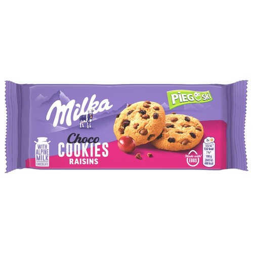 Milka Choco Cookies Raisins w fioletowym opakowaniu. Na etykiecie ciasteczka z czekoladą alpejską i rodzynkami.
