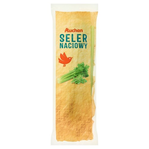 Produkt Auchan Seler Naciowy w podłużnym, częściowo przezroczystym opakowaniu foliowym. Wewnątrz widoczne są zielone, świeże łodygi selera. Etykieta zawiera nazwę produktu, logo Auchan i ilustrację selera z ptakiem.