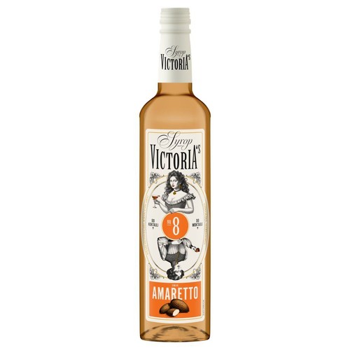Butelka syropu Victoria's Amaretto. Na etykiecie kobieta z koktajlem, mężczyzna i migdały.