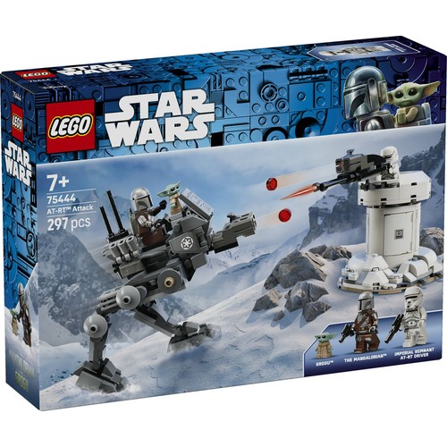 Pudełko zestawu LEGO Star Wars 75444 AT-RT Attack. Przedstawia szary pojazd AT-RT z Mandalorianinem i Grogu, strzelający do białej wieżyczki z imperialnym kierowcą. W tle ośnieżone góry. Zestaw ma 297 elementów, dla wieku 7+.