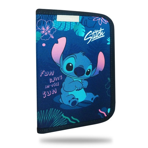 Granatowy piórnik CoolPack z grafiką siedzącego Stitcha. W tle tropikalne liście i kwiaty. Napis "FUN DAYS IN THE SUN".