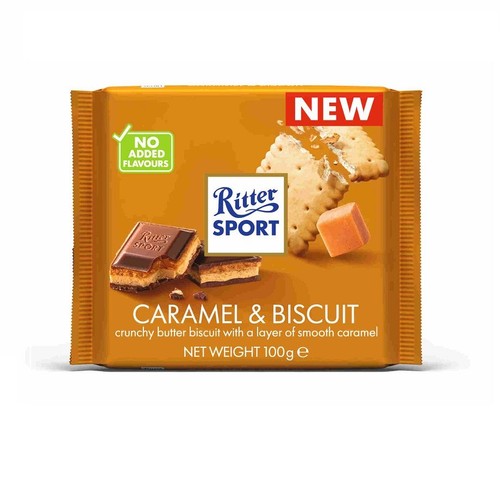 Nowa czekolada Ritter Sport Karmel i Herbatnik w pomarańczowym opakowaniu o wadze 100g. Na froncie widoczne są kawałki czekolady z herbatnikiem i karmelem, a także osobno herbatnik i kostka karmelu. Bez dodatku aromatów.