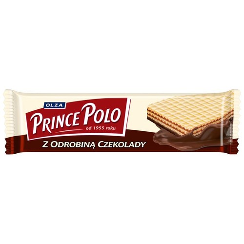 Baton waflowy Prince Polo marki Olza, w biało-brązowym opakowaniu. Na opakowaniu widoczny przekrój wafla z warstwami czekoladowego nadzienia oraz roztopiona czekolada. Opis "Z odrobiną czekolady".