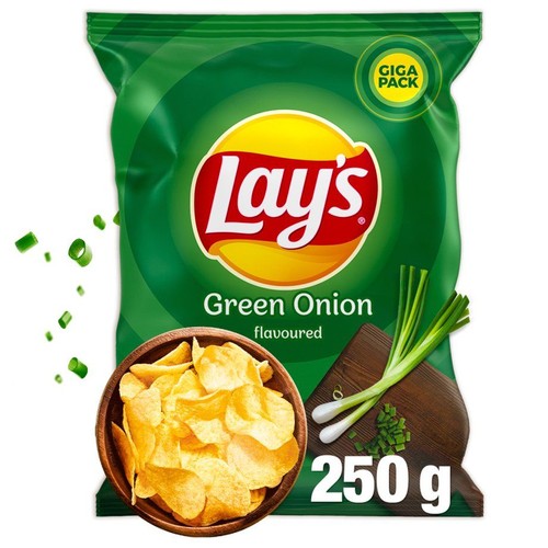 Chipsy Lay's Green Onion w zielonym opakowaniu GIGA PACK, 250 g. Obok miska chipsów i świeża cebulka dymka.