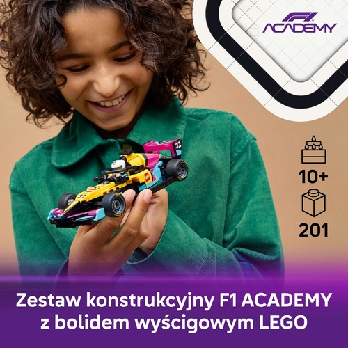 Dziecko z kręconymi włosami z radością patrzy na trzymany w dłoniach model bolidu wyścigowego LEGO F1 ACADEMY. Samochód jest złożony z klocków w kolorach żółtym, różowym i czarnym. Na opakowaniu widnieje informacja o 201 elementach i wieku 10+.