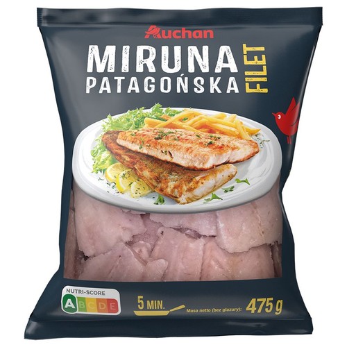 Czarne opakowanie filetów z miruny patagońskiej marki Auchan, o masie netto 475g. Na opakowaniu widnieje grafika przedstawiająca gotowe filety rybne z frytkami i sałatą. Produkt gotowy w 5 minut.