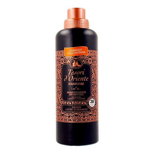 Koncentrat płynu do płukania Tesori d'Oriente Hammam. Czarna butelka z miedzianą nakrętką i etykietą z motywem orientalnym. Aromat arganu i kwiatu pomarańczy. Produkt jest skoncentrowany i wystarcza na 38 prań.