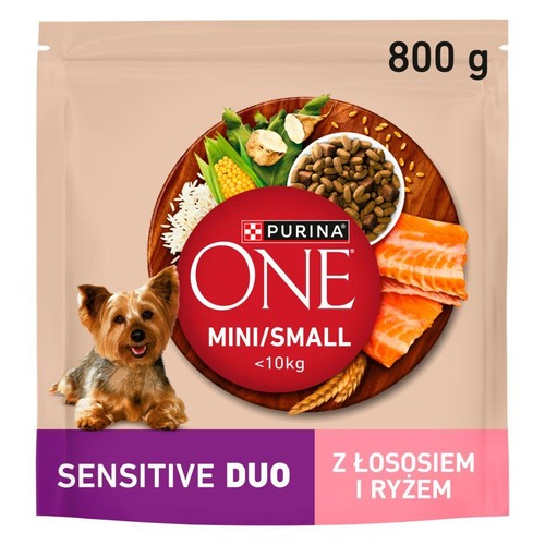 Beżowa torebka karmy Purina ONE Sensitive Duo dla psów mini/small, 800g. Z grafiką psa, łososia i ryżu.