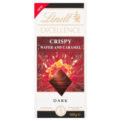 Opakowanie czekolady Lindt Excellence Dark, 100g. Produkt "Crispy Wafer and Caramel". Na opakowaniu grafika przedstawiająca kawałek ciemnej czekolady z logo Lindt, otoczony płynnym karmelem i chrupiącymi kawałkami.