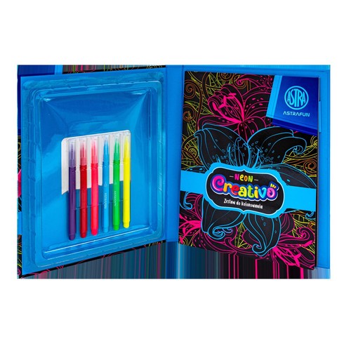 Otwarty zestaw artystyczny Astra Neon Creativo w niebieskim etui. Po lewej stronie 6 pisaków w kolorach fioletowym, czerwonym, różowym, niebieskim, zielonym i żółtym. Po prawej czarny blok do kolorowania z neonowymi wzorami kwiatowymi.