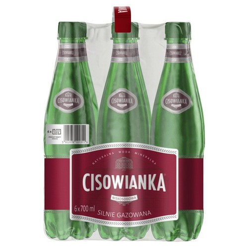 Zgrzewka sześciu zielonych, szklanych butelek wody mineralnej Cisowianka. Butelki są owinięte przezroczystą folią. Na każdej butelce etykieta z nazwą marki. Główna etykieta na folii informuje o wodzie niskosodowej, silnie gazowanej, 6 x 700 ml.