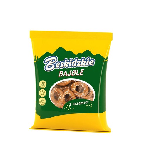 Zielono-żółte opakowanie produktu Beskidzkie Bajgle z sezamem. Na opakowaniu znajduje się duży napis "Beskidzkie BAJGLE" oraz okrągła ilustracja przedstawiająca kilka bajgli posypanych ziarnami sezamu.