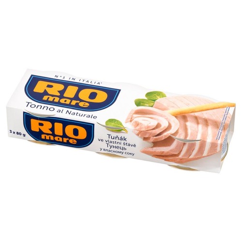 Produkt Rio Mare: tuńczyk w sosie własnym, w kartonowym opakowaniu 3 x 80 g. Na froncie logo marki, nazwa "Tonno al Naturale" i ilustracja kawałków tuńczyka z zielonymi liśćmi. Widoczny jest również napis "N°1 IN ITALIA" (Numer 1 we Włoszech).