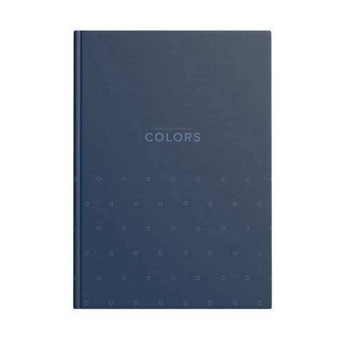 Pionowo ustawiony, zamknięty notatnik w kolorze ciemnoniebieskim. Na okładce widnieje napis "note your ideas in COLORS" oraz wzór składający się z wielu małych, jasnych kółek, które tworzą siatkę i zanikają ku górze.