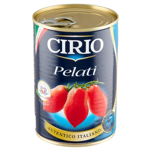 Puszka pomidorów bez skórki Cirio, z metalowym wieczkiem i otwieraczem. Na granatowej etykiecie widnieje nazwa "Pelati" oraz ilustracja trzech świeżych, czerwonych pomidorów. Produkt zatwierdzony przez Włoską Federację Kucharzy.