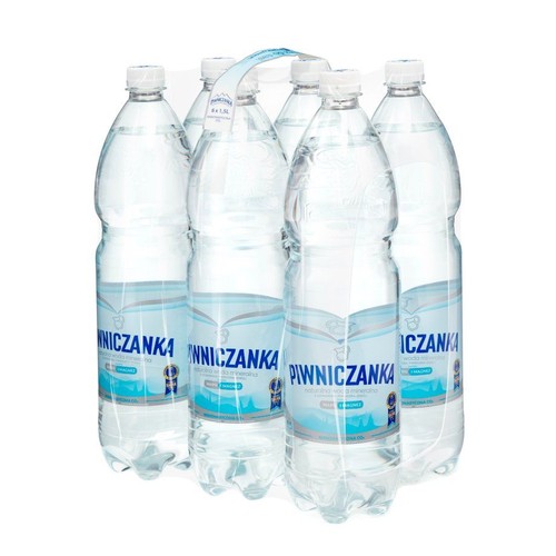 Zgrzewka sześciu przezroczystych butelek naturalnej wody mineralnej Piwniczanka. Każda butelka ma pojemność 1,5 litra i białą zakrętkę. Butelki są owinięte przezroczystą folią, tworząc opakowanie zbiorcze. Etykiety są niebiesko-białe.