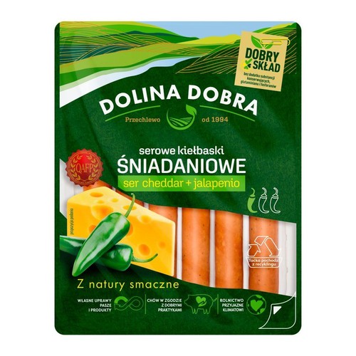 Opakowanie kiełbasek śniadaniowych Dolina Dobra, ser cheddar i jalapenio. Zielone tło z krajobrazem. Widoczne kiełbaski.