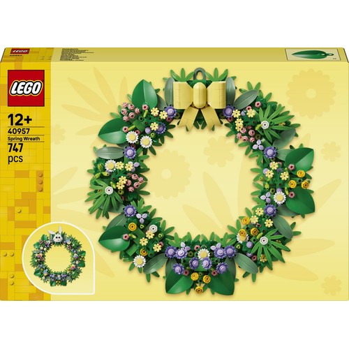 Pudełko zestawu LEGO 40957 Wieniec Wiosenny, 747 elementów, dla wieku 12+. Na żółtym tle wieniec z klocków LEGO z zielonymi liśćmi, białymi, żółtymi, fioletowymi i różowymi kwiatami oraz żółtą kokardą. Małe zdjęcie pokazuje wieniec z głową królika.