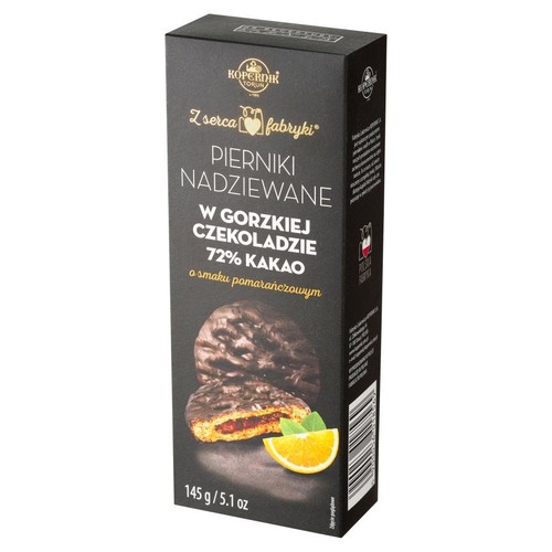 Czarne opakowanie pierników Kopernik z nadzieniem pomarańczowym w gorzkiej czekoladzie. Na zdjęciu przekrojony piernik i plaster pomarańczy. 145g.