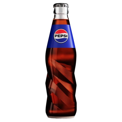 Produkt: butelka Pepsi. Szklana butelka o skręconej fakturze. Niebieska etykieta z logo Pepsi. Srebrna zakrętka.