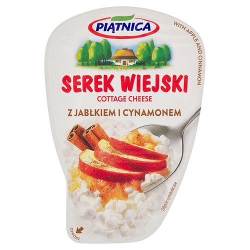 Białe opakowanie serka wiejskiego Piątnica. Smak jabłko i cynamon. Na etykiecie łyżka z serkiem, jabłkiem i cynamonem.