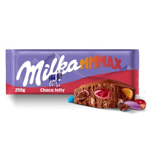 Produkt Milka MMMAX Choco Jelly 250g. Widoczne fioletowe opakowanie z grafiką gór i krowy. Obok leży kawałek czekolady mlecznej z widocznymi w środku różowymi, żółtymi i brązowymi galaretkami oraz kolorowymi cukierkami.