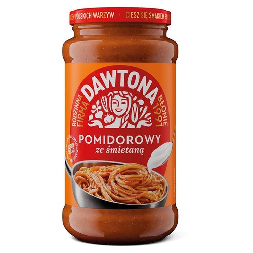 Szklany słoik sosu pomidorowego Dawtona ze śmietaną. Etykieta w kolorze pomarańczowym z nazwą marki i napisem "Rodzinna Firma". Widoczna grafika miski spaghetti z sosem i dodawaną śmietaną. Na wieczku napis "Z Polskich Warzyw".