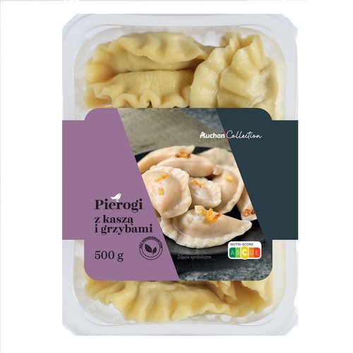 Opakowanie pierogów Auchan Collection z kaszą i grzybami, 500 g, w przezroczystym pojemniku.