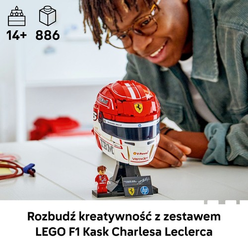 Model LEGO kasku F1 Charlesa Leclerca w barwach czerwono-białych, z logo Ferrari, numerem 16 i sponsorami. Obok kasku stoi mała figurka LEGO kierowcy. Zestaw składa się z 886 elementów i jest przeznaczony dla osób w wieku 14 lat i starszych.