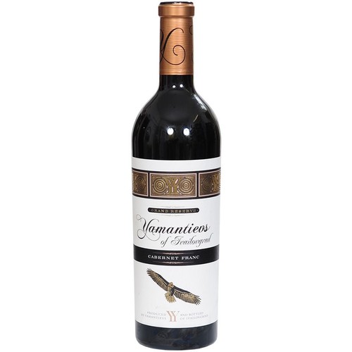Elegancka butelka wina Yamantievos Grand Reserve Cabernet Franc. Etykieta jest biała z poziomym, złotym pasem dekoracyjnym. Centralnie umieszczono nazwę wina, a pod nią grafikę orła z rozłożonymi skrzydłami.