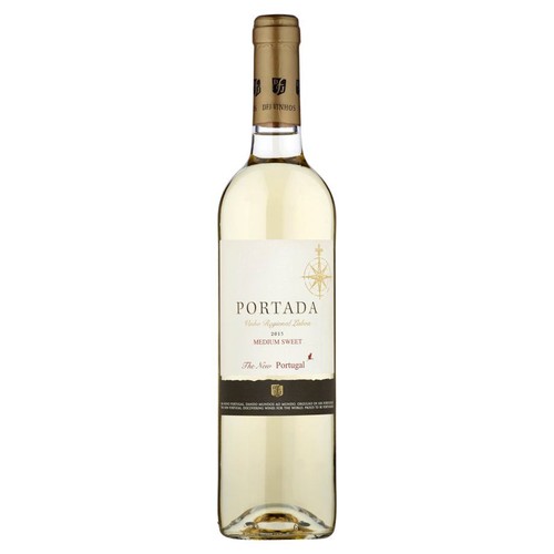Wino białe Portada, rocznik 2015, średnio słodkie, z regionu Lizbona w Portugalii. Butelka ma białą etykietę z dużą nazwą "PORTADA" i ozdobnym kompasem. Na szyjce butelki znajduje się złota folia.
