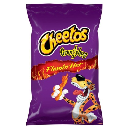 Opakowanie chrupek Cheetos Crunchos o ostrym smaku. Widoczny Chester Cheetah z chrupkiem.