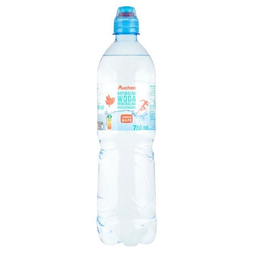Przezroczysta butelka wody mineralnej niegazowanej Auchan o pojemności 750 ml. Na etykiecie napis "Naturalna Woda Mineralna Niegazowana" i informacja "Zawiera Wapń". Ma niebieską zakrętkę.