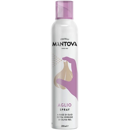Spray czosnkowy Fratelli Mantova, 200 ml, w białej butelce z fioletową nakrętką. Etykieta przedstawia stylizowaną dłoń wyciskającą czosnek. Produkt zawiera 98% oliwy z oliwek extra vergine.