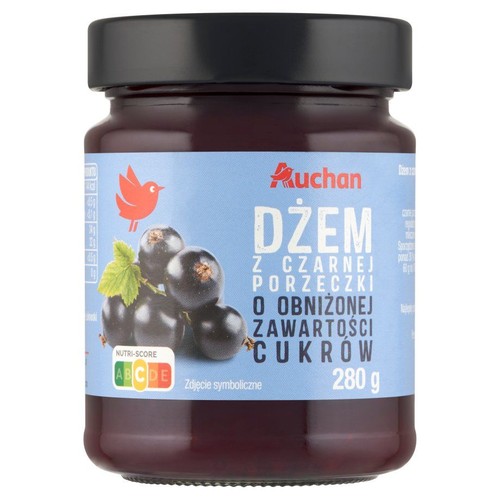 Auchan dżem z czarnej porzeczki o obniżonej zawartości cukru, 280 g. Słoik z niebieską etykietą i grafiką porzeczek.