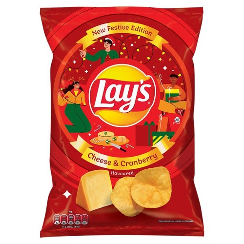 Chipsy Lay's o smaku sera i żurawiny w czerwonej, świątecznej paczce. Widoczne ilustracje ludzi, prezentów, światełek, sera i chipsów.