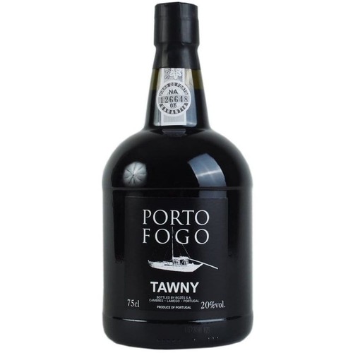 Wino Porto Fogo Tawny w ciemnej, szklanej butelce o pojemności 750 ml. Na czarnej etykiecie widnieje biały napis "Porto Fogo", rysunek łodzi oraz informacja "Tawny". Zawiera 20% alkoholu. Butelkowane w Portugalii.