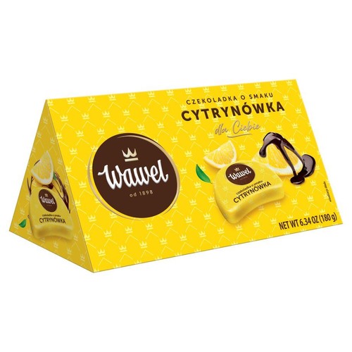 Żółte, trójkątne opakowanie czekoladek Wawel Cytrynówka, 180g. Na pudełku logo Wawel od 1898, grafika plasterków cytryny oraz czekoladki z polewą czekoladową. Tło zdobią małe korony.