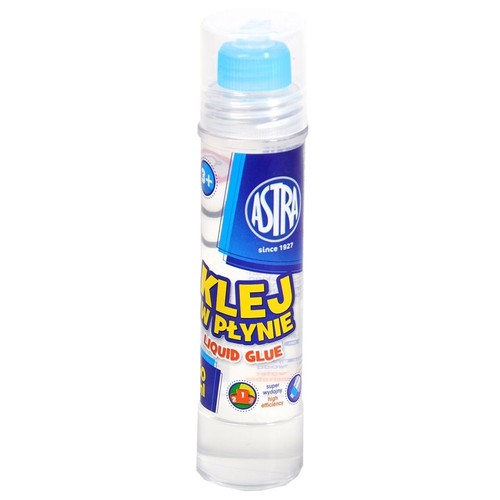 Przezroczysta, cylindryczna butelka kleju w płynie marki Astra. Na niebiesko-białej etykiecie widnieje logo Astra "since 1927" oraz napisy "Klej w płynie" i "Liquid Glue". Produkt z jasnoniebieskim aplikatorem, rekomendowany dla dzieci 3+.