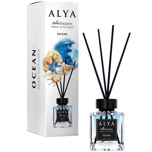Alya Nature's Scents dyfuzor trzcinowy Ocean, 100 ml. Białe opakowanie i szklana butelka z czarnymi patyczkami.